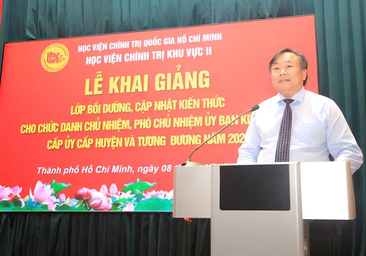 PGS, TS. Nguyễn Quốc Dũng Giám đốc Học viện Chính trị khu vực II  phát biểu tại Lễ khai giảng lớp Bồi dưỡng, cập nhật kiến thức cho chức danh Chủ nhiệm,  Phó Chủ nhiệm Ủy ban Kiểm tra cấp ủy cấp huyện và tương đương năm 2024