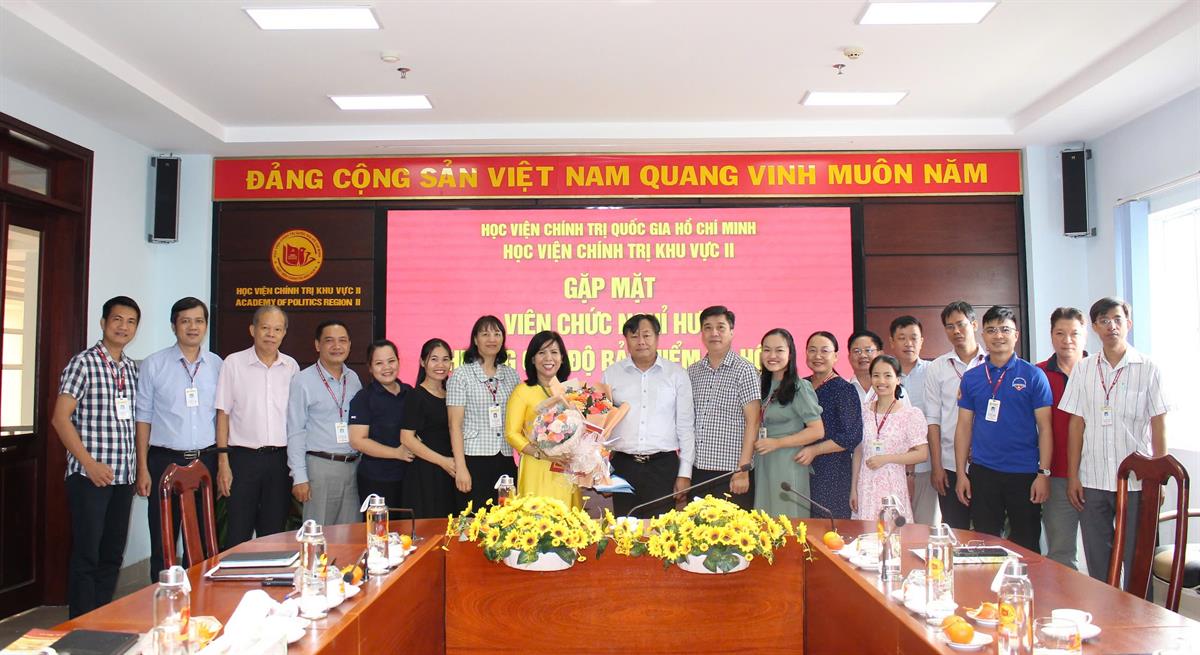 Gặp mặt viên chức nghỉ hưu hưởng chế độ bảo hiểm xã hội đối với  đồng chí Nguyễn Thị Xuân Thu - Chuyên viên Bộ phận Quản trị -  Ứng dụng công nghệ thông tin và Y tế (Văn phòng)