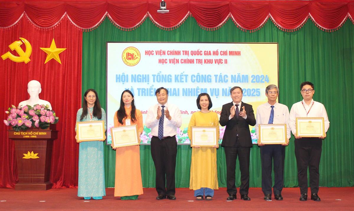 GS, TS. Lê Văn Lợi - Phó Giám đốc Học viện Chính trị quốc gia Hồ Chí Minh và  PGS, TS. Nguyễn Quốc Dũng - Giám đốc Học viện Chính trị khu vực II trao Bằng khen cho các tập thể và cá nhân HTXSNV 02 năm liên tiếp năm 2022, 2023 