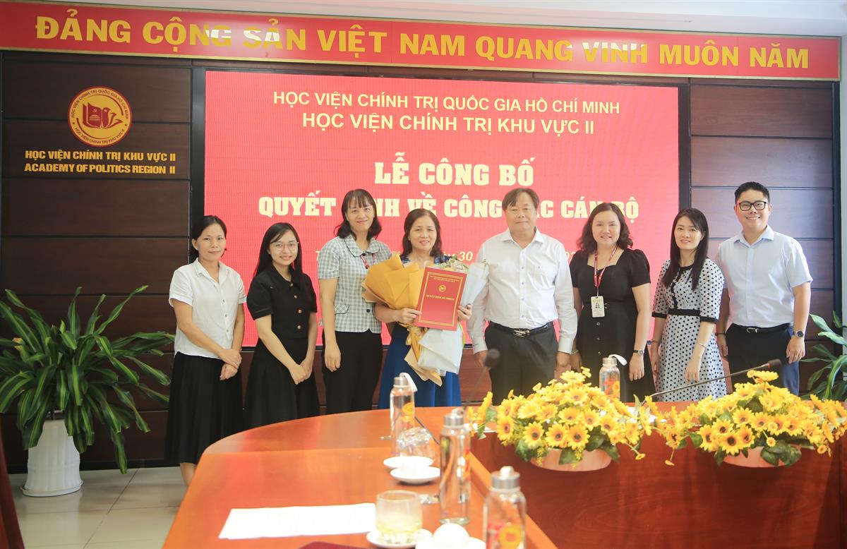 Lễ công bố quyết định về công tác cán bộ bổ nhiệm lại Phó Giám đốc Trung tâm Thông tin khoa học