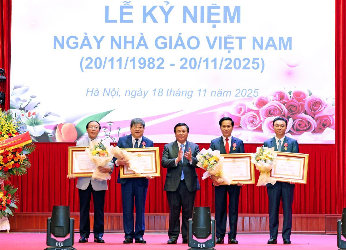 Học viện Chính trị quốc gia Hồ Chí Minh kỷ niệm 43 năm Ngày Nhà giáo Việt Nam (20/11/1982-20/11/2025) 