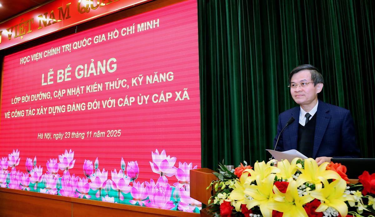 Bế giảng Lớp bồi dưỡng, cập nhật kiến thức, kỹ năng về công tác xây dựng Đảng đối với cấp ủy cấp xã