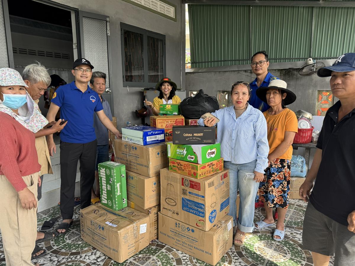 Đoàn Thanh niên Học viện Chính trị khu vực II trao tặng quà, nhu yếu phẩm cho đồng bào chịu thiệt hại vùng lũ