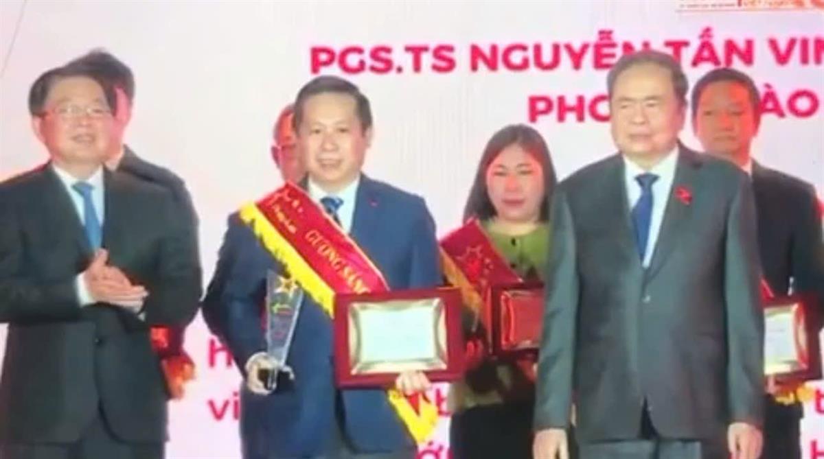 PGS, TS. Nguyễn Tấn Vinh được tôn vinh Gương sáng Pháp luật năm 2025