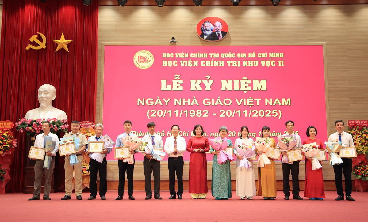 Ban Giám đốc Học viện Chính trị khu vực II tặng Kỷ niệm Chương “Vì sự nghiệp đào tạo, bồi dưỡng lý luận chính trị” cho các cá nhân tại Lễ kỷ niệm 43 năm ngày Nhà giáo Việt Nam (20/11/1982 - 20/11/2025)