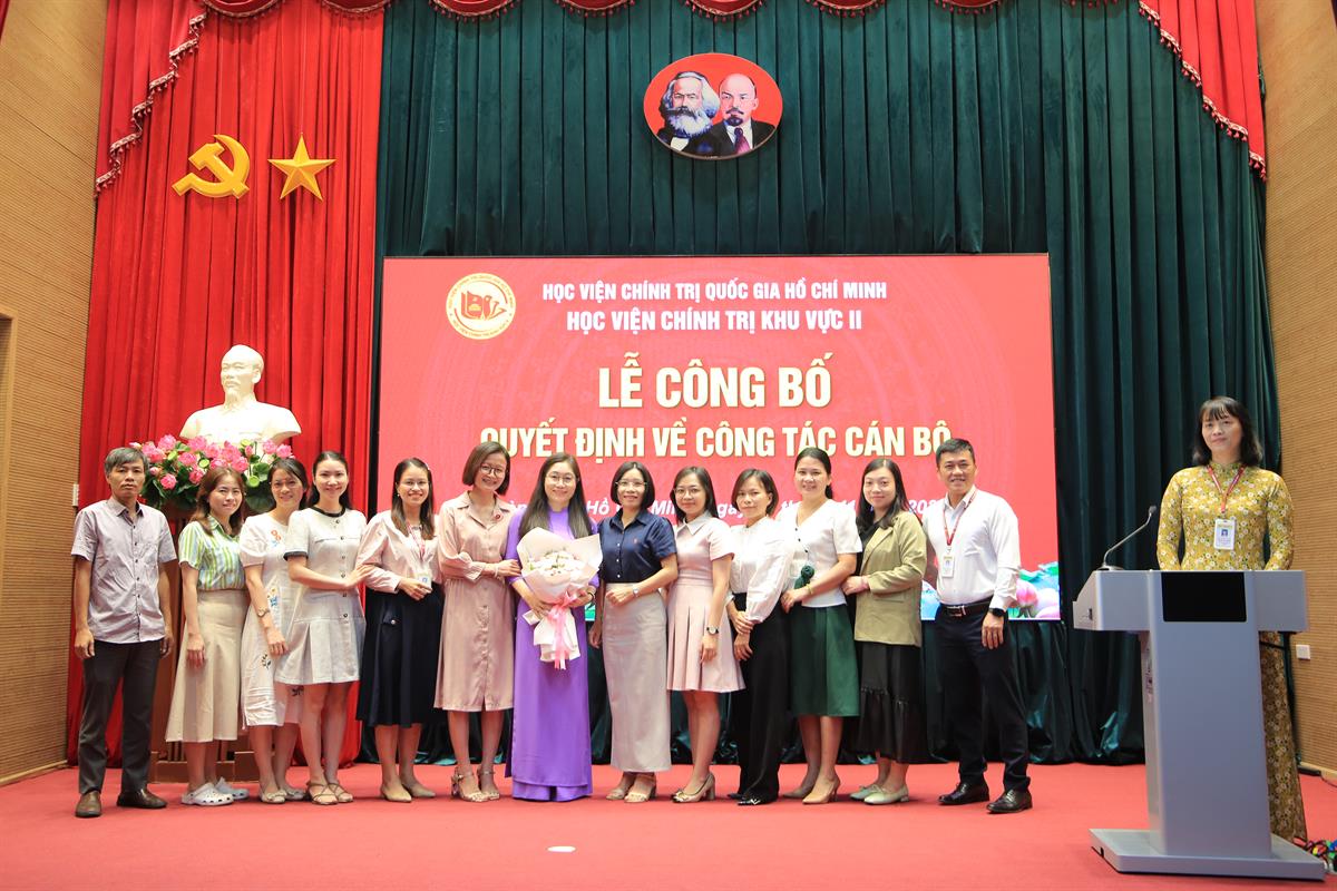 Tập thể Trung tâm Thông tin khoa học và Tạp chí tặng hoa chúc mừng PGS, TS. Nguyễn Thị Tuyết Mai - Phó Giám đốc Học viện Chính trị khu vực II tại Lễ công bố quyết định tiếp tục kiêm chức Tổng Biên tập Tạp chí Khoa học chính trị