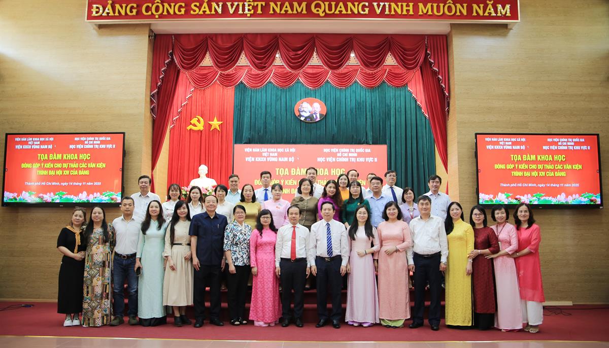 Các đại biểu chụp hình lưu niệm tại Tọa đàm khoa học “Đóng góp ý kiến cho Dự thảo các văn kiện trình Đại hội XIV của Đảng” do Học viện Chính trị khu vực II phối hợp với Viện Khoa học xã hội vùng Nam Bộ tổ chức