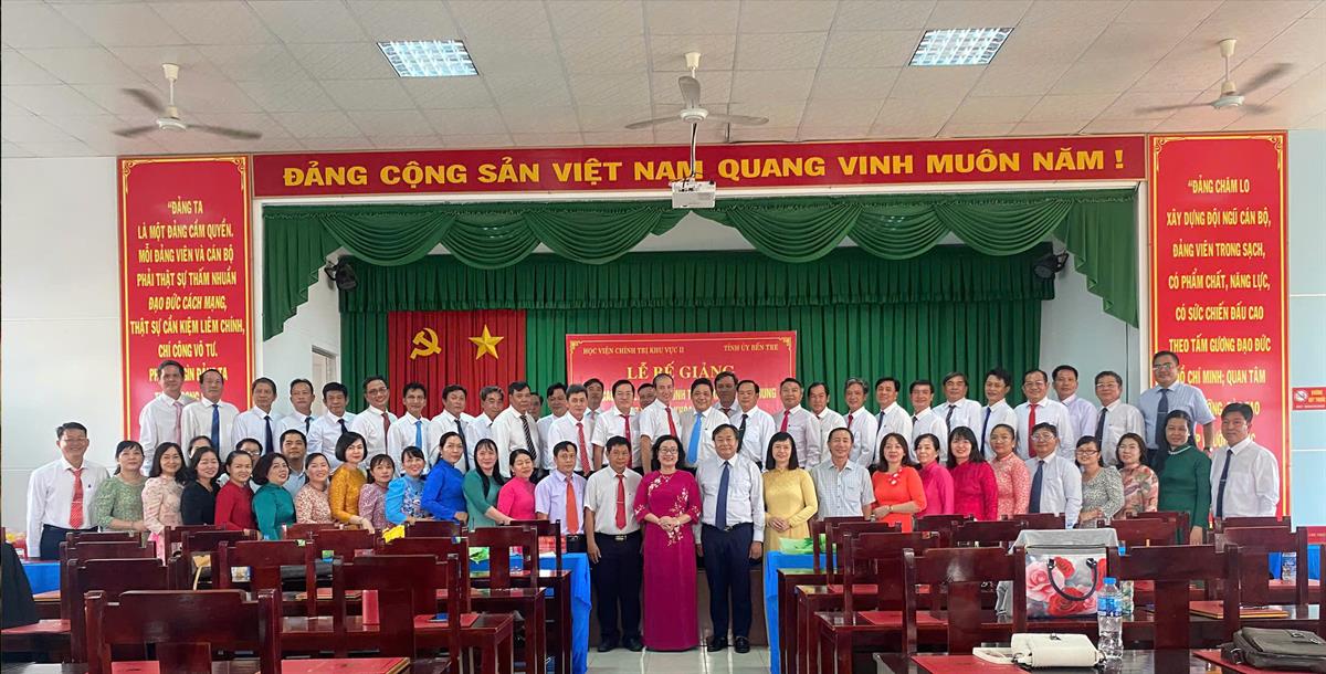 Lễ Bế giảng lớp Cao cấp lý  luận chính trị hệ không tập trung K74.B07 Bến Tre, khóa học 2023-2025