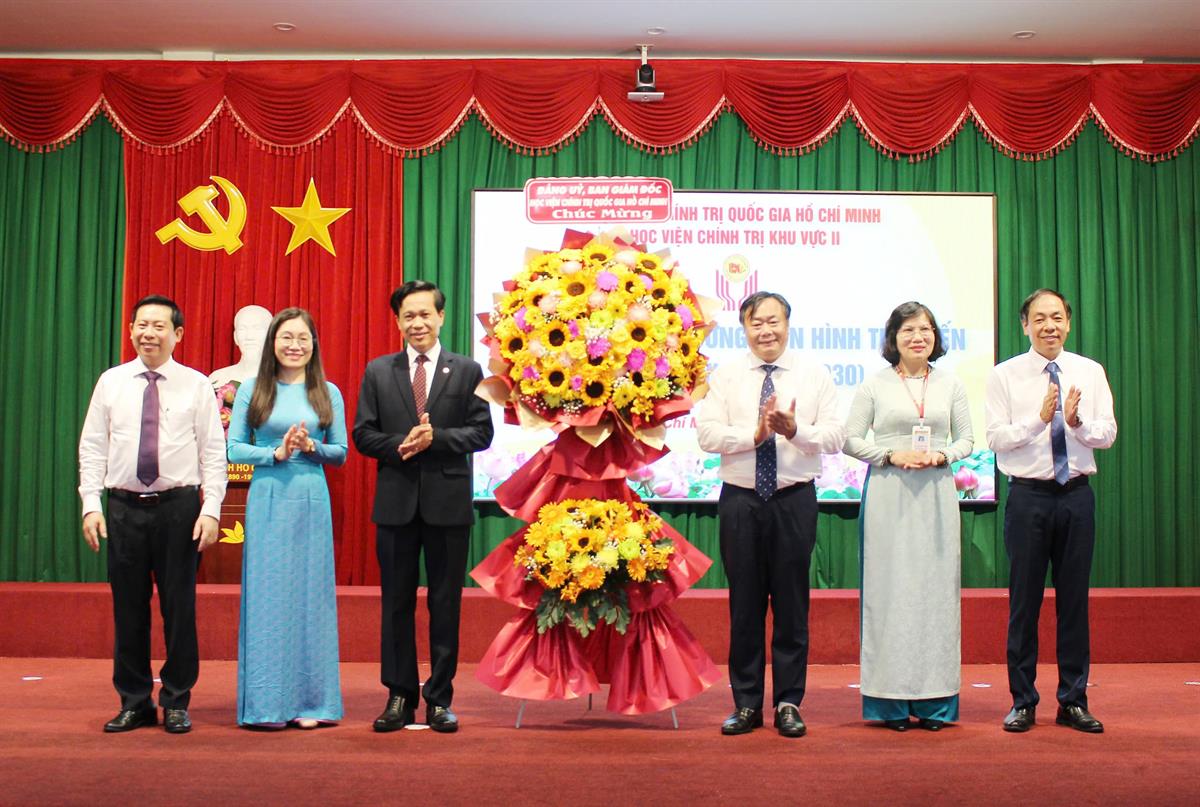 PGS, TS. Hoàng Phúc Lâm - Phó Bí thư Đảng ủy, Phó Giám đốc Học viện Chính trị quốc gia Hồ Chí Minh tặng hoa chúc mừng Ban Giám đốc Học viện Chính trị khu vực II tại Hội nghị tuyên dương điển hình tiên tiến lần thứ VI (2025-2030)