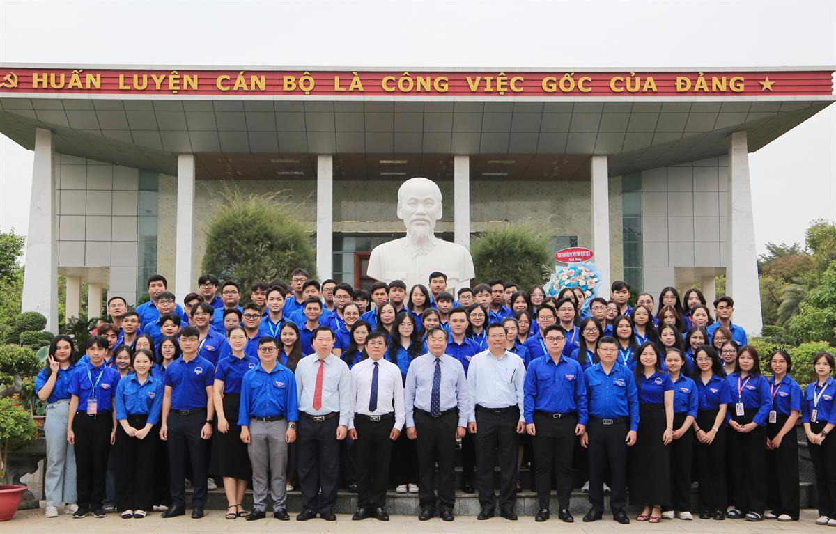 Lễ dâng hoa tại Tượng đài Chủ tịch Hồ Chí Minh trong Chương trình chào mừng tháng thanh niên 2025