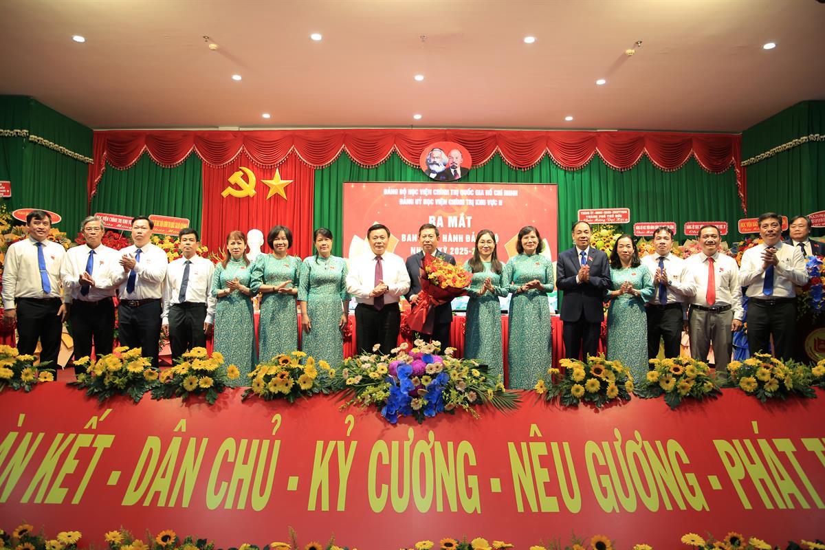 GS, TS. Nguyễn Xuân Thắng, Ủy viên Bộ Chính trị, Giám đốc Học viện CTQG HCM tặng hoa chúc mừng BCH Đảng bộ Học viện Chính trị khu vực II, nhiệm kỳ 2025 - 2030