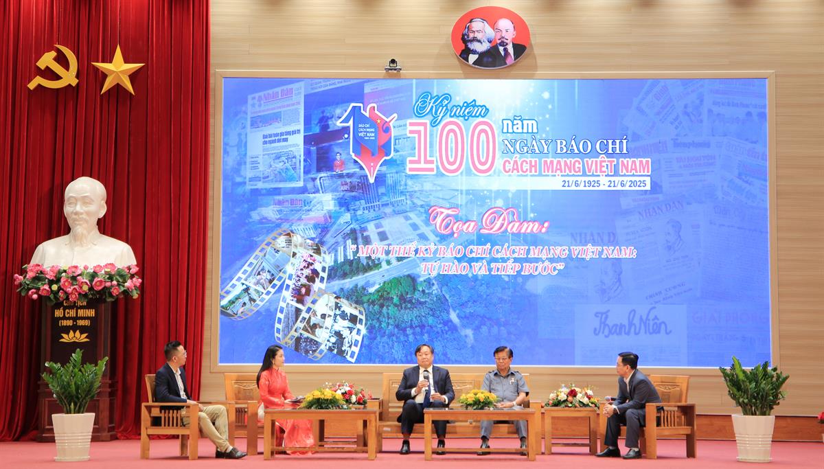 Các đại biểu chia sẻ tại Tọa đàm “Một thế kỷ Báo chí cách mạng Việt Nam: Tự hào và tiếp bước” do Học viện Chính trị khu vực II phối hợp với Đài Phát thanh và Truyền hình Bình Dương tổ chức