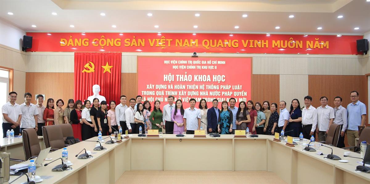 Các đại biểu chụp hình lưu niệm tại Hội thảo khoa học “Xây dựng và hoàn thiện hệ thống pháp luật trong quá trình xây dựng Nhà nước pháp quyền xã hội chủ nghĩa Việt Nam trong giai đoạn mới”
