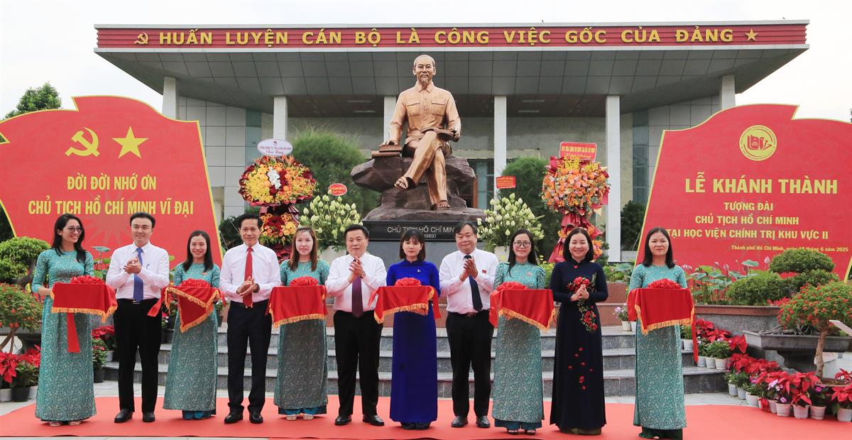GS, TS. Nguyễn Xuân Thắng, Ủy viên Bộ Chính trị, Giám đốc Học viện Chính trị quốc gia Hồ Chí Minh, Chủ tịch Hội đồng Lý luận Trung ương và các đại biểu cắt băng khánh thành Tượng đài Chủ tich Hồ Chí Minh tại Học viện Chính trị khu vực II