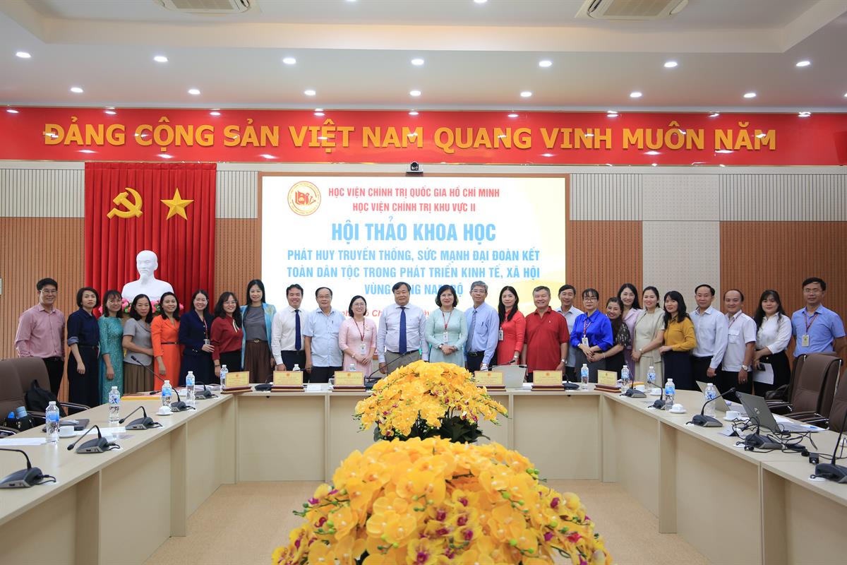 Các đại biểu chụp hình lưu niệm tại Hội thảo khoa học “Phát huy truyền thống, sức mạnh đại đoàn kết toàn dân tộc trong phát triển kinh tế, xã hội  vùng Đông Nam Bộ”