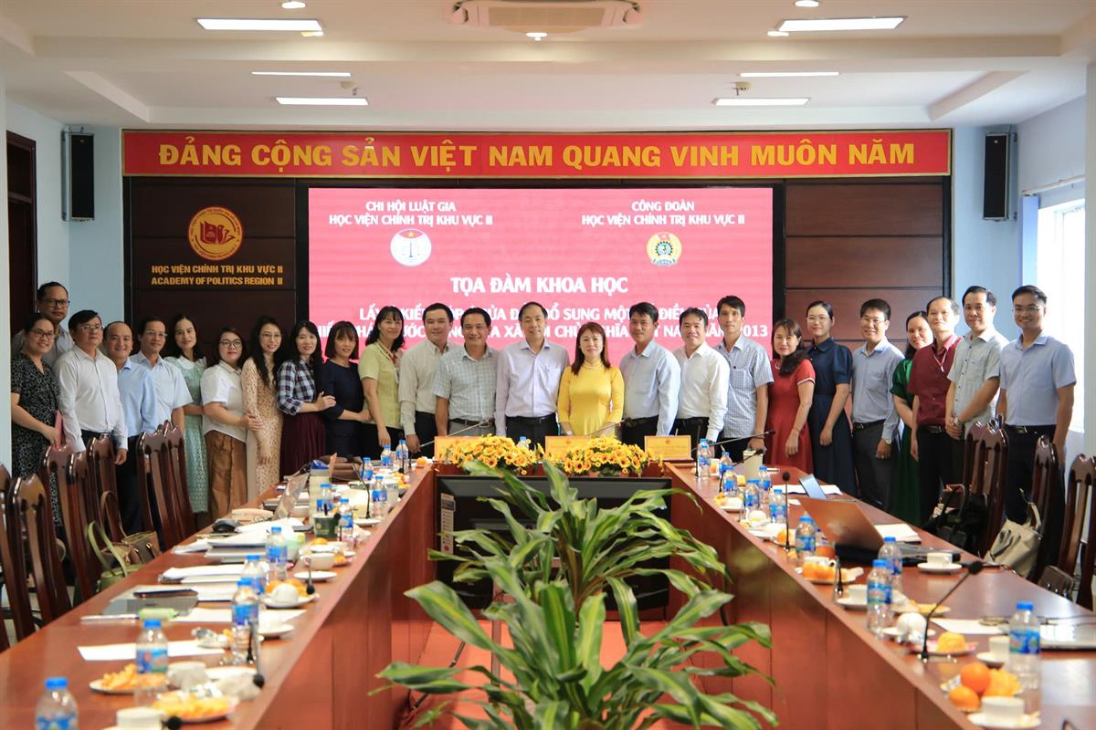 Các đại biểu chụp hình lưu niệm tại Toạ đàm khoa học “Lấy ý kiến góp ý sửa đổi, bổ sung một số điều của Hiến pháp nước Cộng hoà xã hội chủ nghĩa Việt Nam năm 2013”