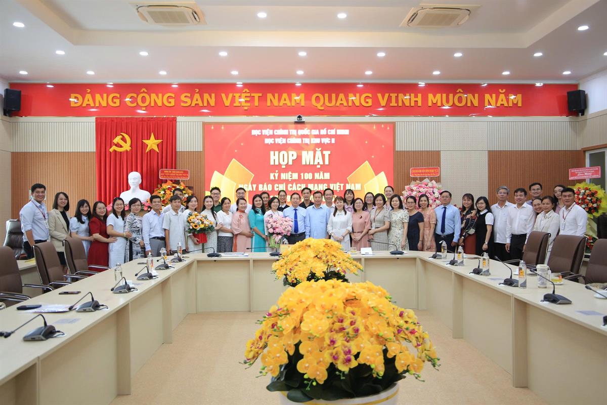 Các đại biểu chụp hình lưu niệm tại Họp mặt kỷ niệm 100 năm ngày Báo chí Cách mạng Việt Nam (21/6/1925 - 21/6/2025)