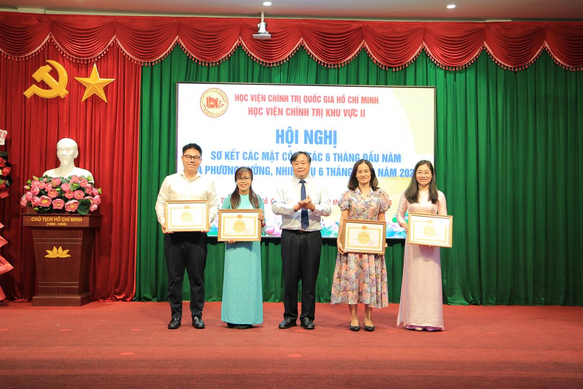 PGS, TS. Nguyễn Quốc Dũng,  Giám đốc Học viện Chính trị khu vực II trao Bằng khen cho các cá nhân có thành tích xuất sắc trong phong trào thi đua giai đoạn 2020 - 2025 tại HN SK các mặt công tác 6 tháng đầu năm  và PHNV 6 tháng cuối năm 2025
