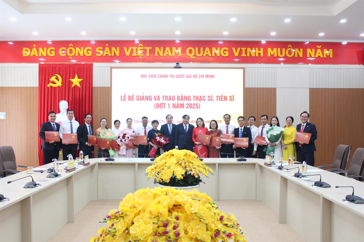Bế giảng và trao bằng thạc sĩ, tiến sĩ (đợt 1 năm 2025) tại điểm cầu  Học viện Chính trị khu vực II