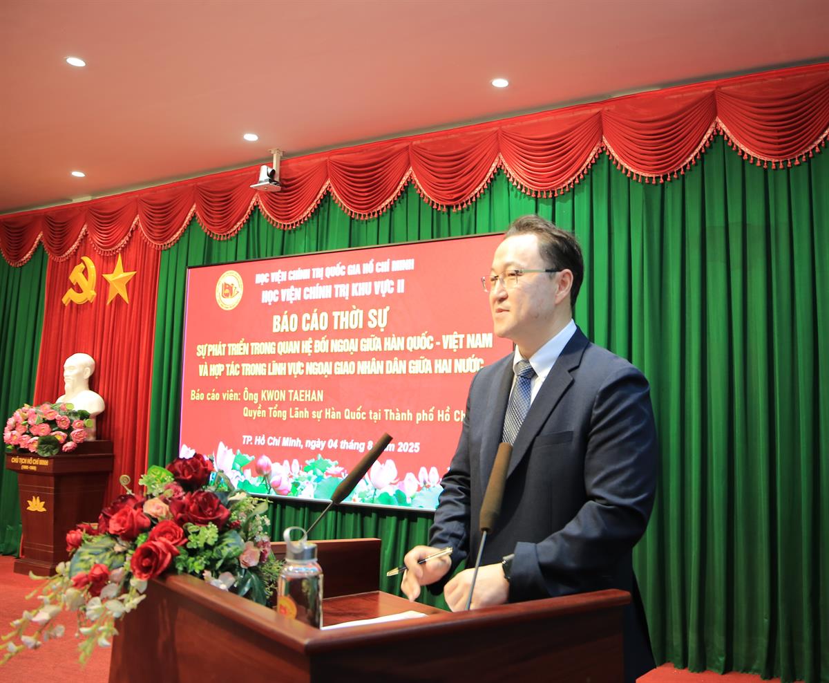 Ông Kwon TaeHan - Quyền Tổng Lãnh sự Hàn Quốc tại Thành phố Hồ Chí Minh báo cáo thời sự  tháng 8/2025 với chủ đề: “Sự phát triển trong quan hệ đối ngoại giữa  Hàn Quốc - Việt Nam và hợp tác trong lĩnh vực ngoại giao nhân dân giữa hai nước”