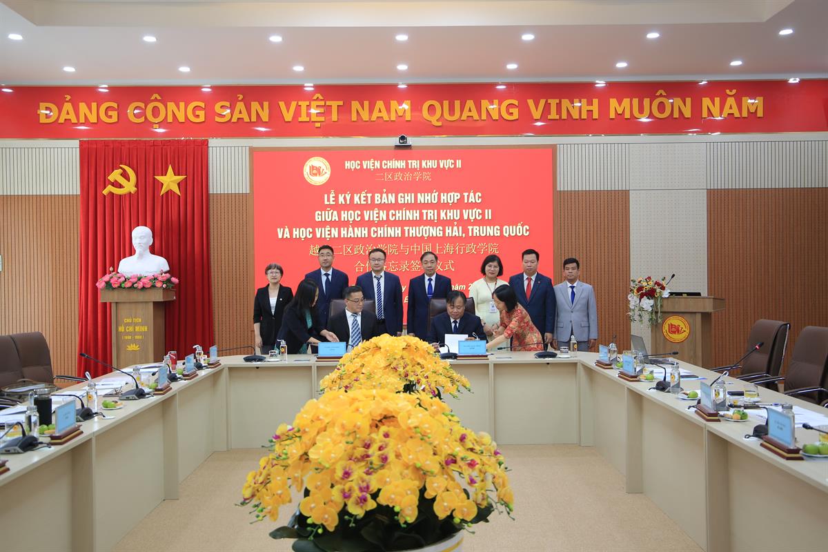 PGS, TS. Nguyễn Quốc Dũng - Giám đốc Học viện Chính trị khu vực II và  GS. Vương Vĩnh Kiệt - Phó Giám đốc Học viện Hành chính Thượng Hải (Trung Quốc)  thực hiện ký kết Biên bản ghi nhớ hợp tác