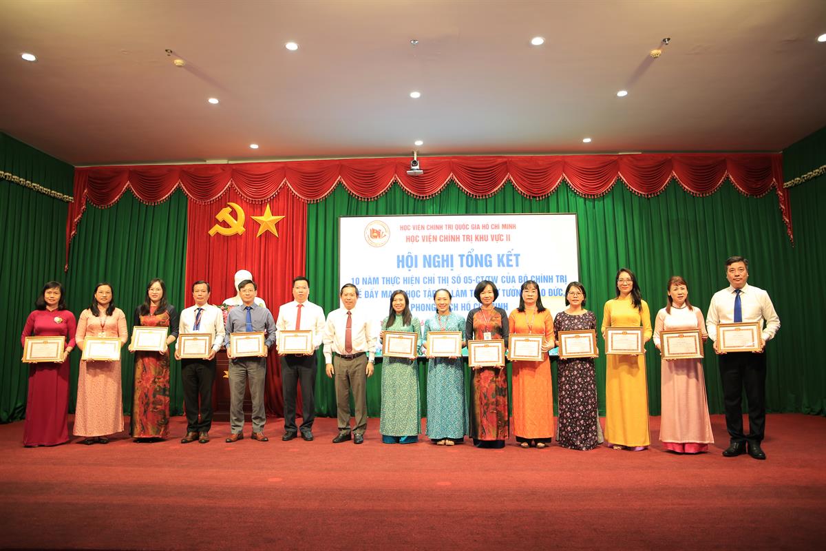PGS, TS. Nguyễn Tấn Vinh - Bí thư Đảng ủy, PGĐ trao giấy khen cho các tập thể đã có thành tích xs trong học tập và làm theo tư tưởng, đạo đức, phong cách Hồ Chí Minh giai đoạn 2016 - 2025 tại HN TK 10 năm TH Chỉ thị số 05-CT/TW ngày 15/5/2016 của BCT