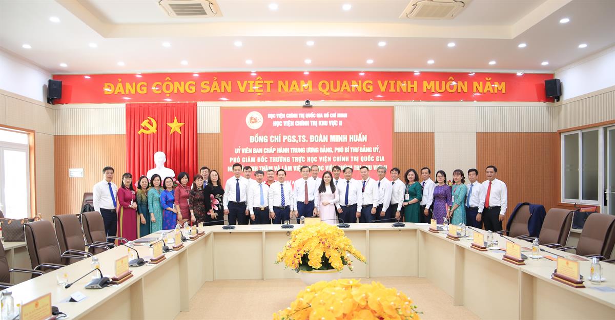 PGS, TS. Đoàn Minh Huấn - Ủy viên Ban Chấp hành Trung ương Đảng, Phó Bí thư Thường trực Đảng ủy, Phó GĐ học viện Chính trị quốc gia Hồ Chí Minh chụp hình với các đại biểu tại Buổi đến thăm và làm việc tại Học viện Chính trị khu vực II
