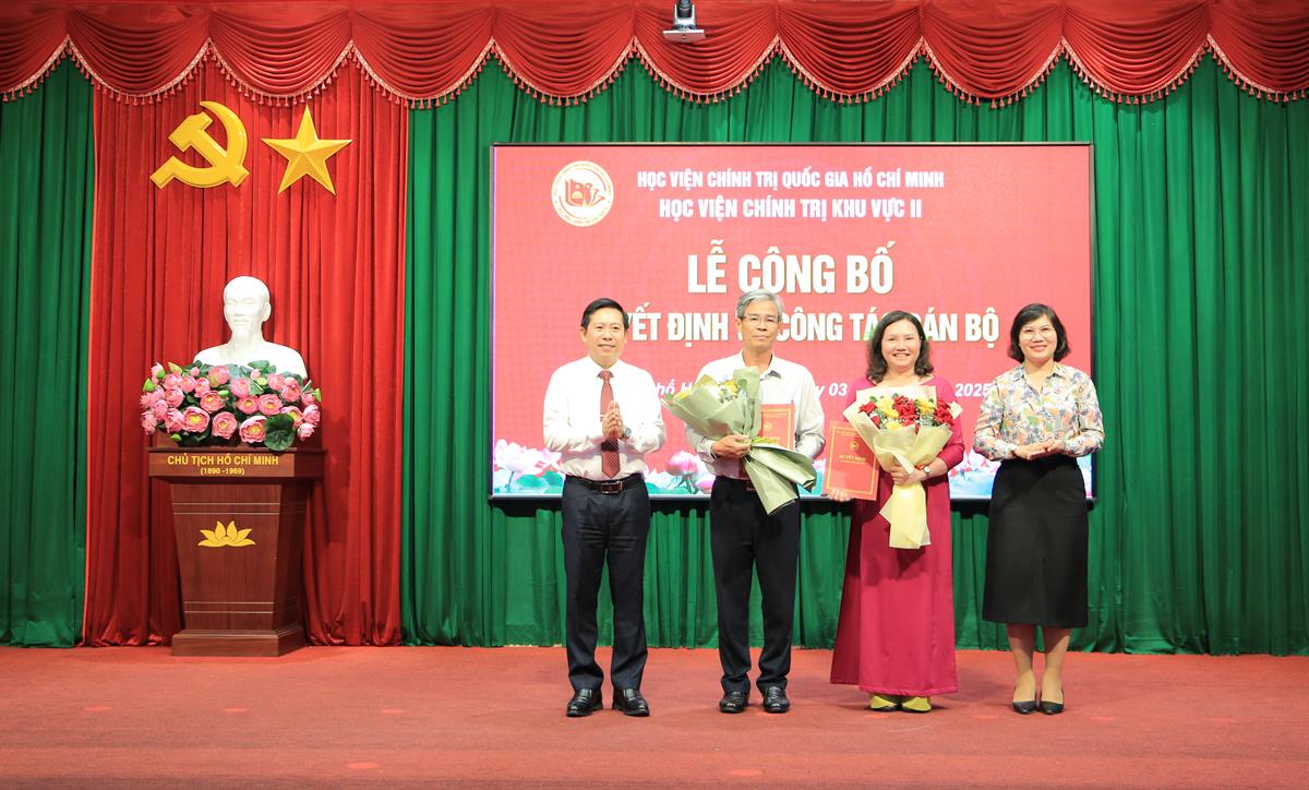 PGS, TS. Nguyễn Tấn Vinh - Bí thư Đảng ủy, Giám đốc Học viện Chính trị khu vực II trao quyết định và tặng hoa tri ân đối với TS. Phạm Thị Pha Lê, TS. Trần Văn Huấn tại buổi Lễ công bố QĐ của GĐ Học viện Chính trị quốc gia Hồ Chí Minh về công tác cán bộ