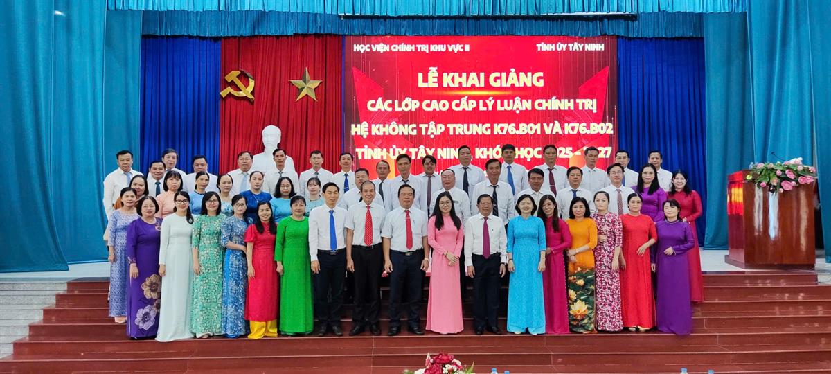 Các đại biểu chụp hình lưu niệm tại Lễ khai giảng các lớp Cao cấp LLCT hệ không tập trung K76.B01 và K76.B02 Tỉnh ủy Tây Ninh, khóa học 2025-2027