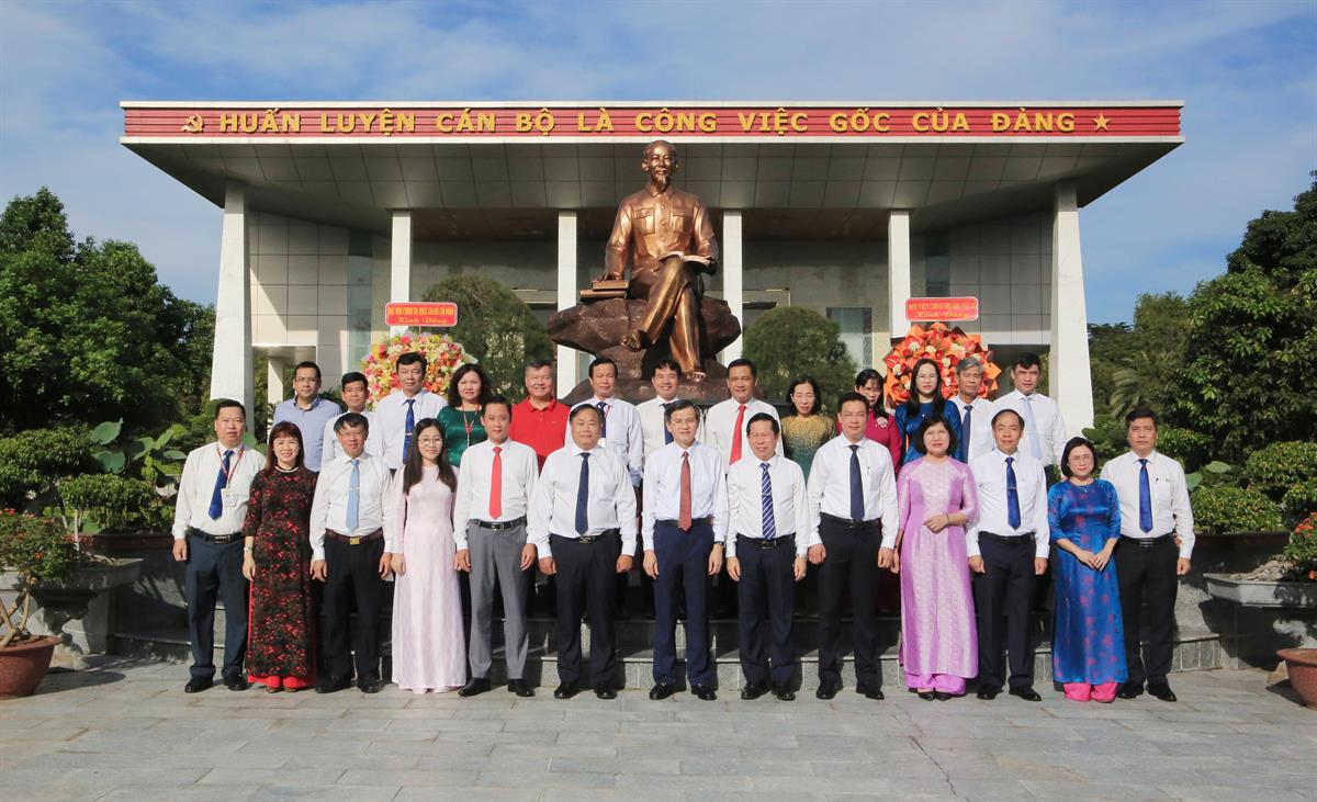 Các đại biểu chụp hình lưu niệm tại Lễ dâng hoa kỷ niệm 80 năm ngày Cách mạng Tháng Tám thành công (19/8/1945-19/8/2025) và Quốc khánh nước Cộng hòa xã hội chủ nghĩa Việt Nam (02/9/1945-02/9/2025)