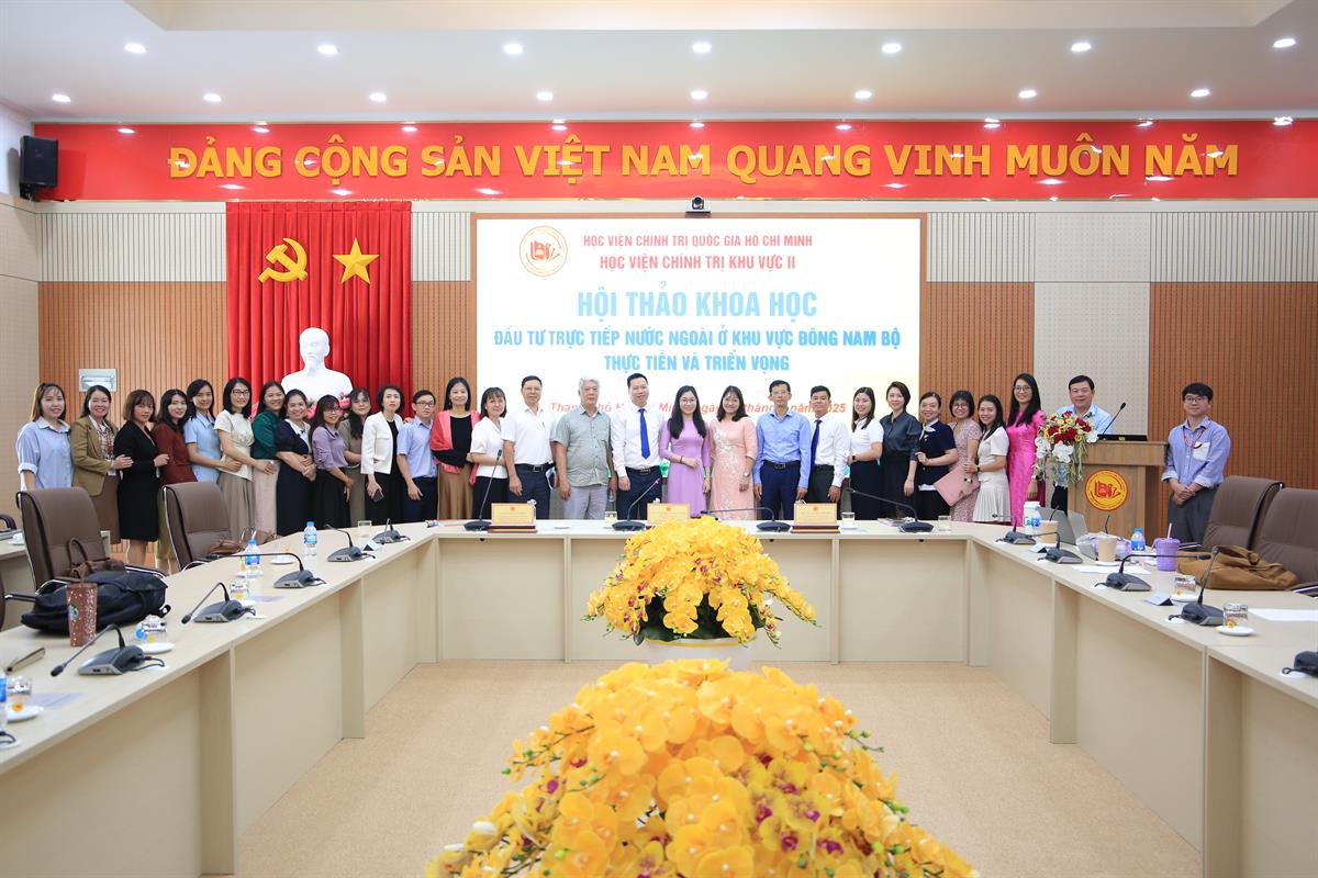 Các đại biểu chụp hình tại Hội thảo khoa học 