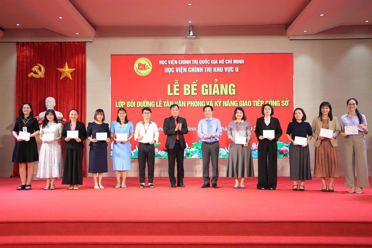 Lễ bế giảng lớp bồi dưỡng lễ tân văn phòng và kỹ năng giao tiếp công sở