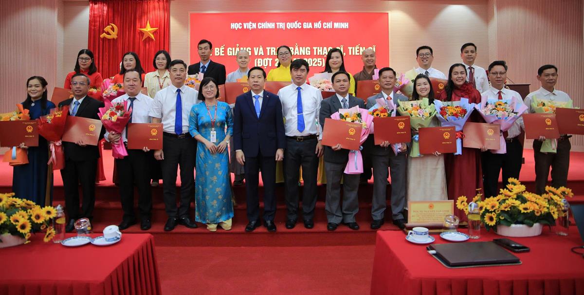 Lễ bế giảng và trao bằng Thạc sĩ, Tiến sĩ đợt 2 năm 2025