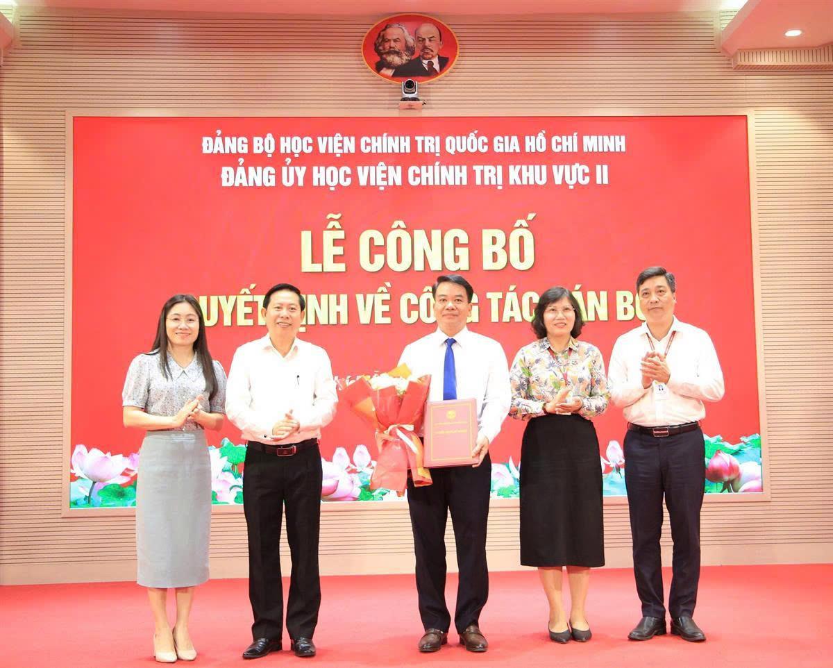 Ban Thường vụ Đảng ủy, Ban Giám đốc Học viện Chính trị khu vực II chúc mừng ThS. Sái Công Sim giữ chức danh Ủy viên Ban chấp hành Đảng bộ Học viện Chính trị khu vựcII, nhiệm kỳ 2025-2030