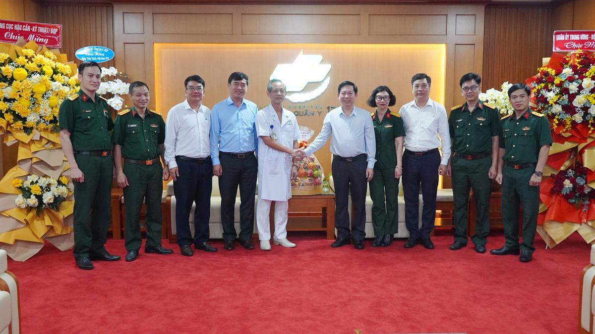 Đoàn công tác Học viện Chính trị khu vực II thăm và chúc mừng Bệnh viện quân đội 175