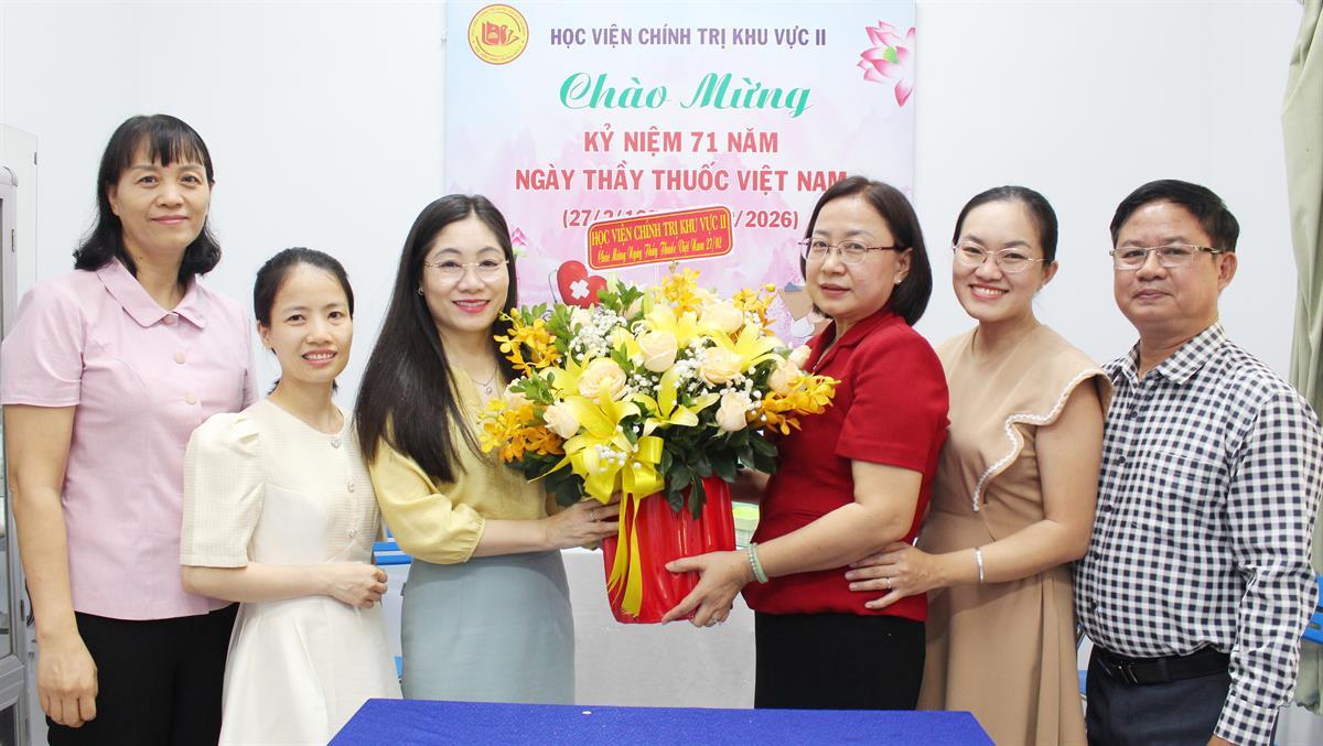 Đại diện Ban Giám đốc tặng hoa chúc mừng bộ phận Y tế thuộc Văn phòng Học viện Chính trị khu vực II tại Buổi họp mặt kỷ niệm 71 năm ngày thầy thuốc Việt Nam (27/02/1955 - 27/02/2026)