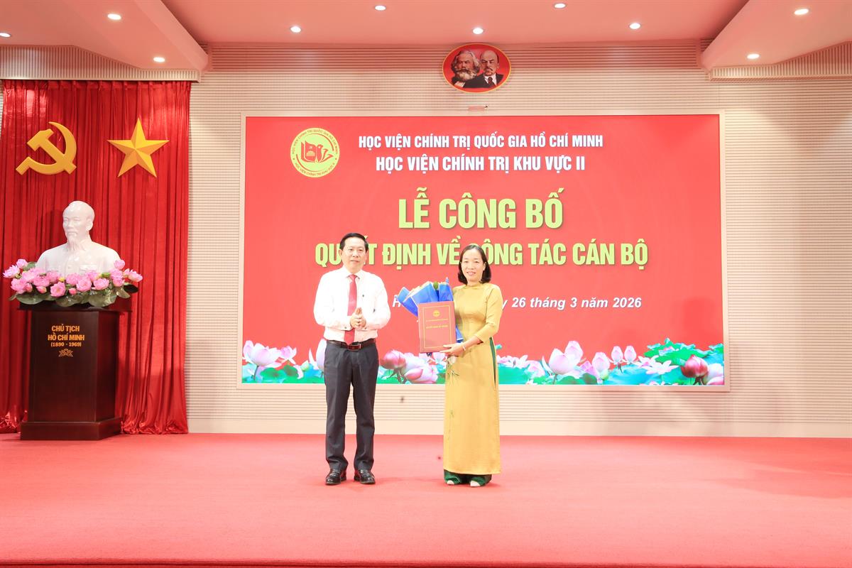 PGS, TS. Nguyễn Tấn Vinh - Ủy viên Ban Chấp hành Đảng bộ Học viện Chính trị quốc gia Hồ Chí Minh, Bí thư Đảng ủy, Giám đốc Học viện Chính trị khu vực II trao quyết định cho TS. Nguyễn Thị Hằng
