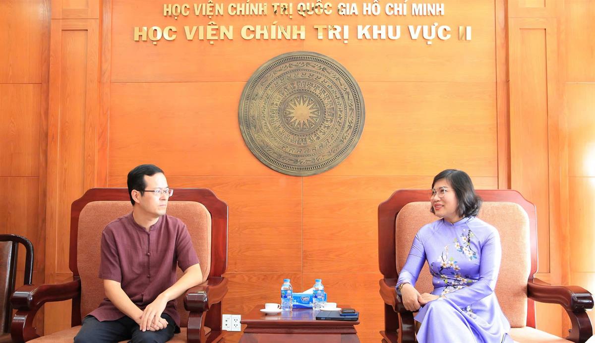 TS. Lê Thị Anh Đào - Ủy viên Ban Thường vụ Đảng ủy, Phó Giám đốc Học viện Chính trị khu vực II tiếp Ông Từ Châu - Phó Tổng Lãnh sự quán Trung Quốc tại Thành phố Hồ Chí Minh