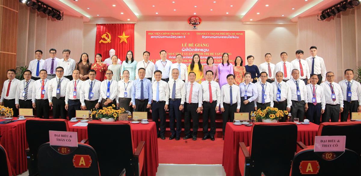 Ban Giám đốc Học viện Chính trị khu vực II chụp ảnh lưu niệm cùng học viên lớp Cao cấp lý luận chính trị hệ tập trung K1. Tỉnh ủy Champasak, Đảng nhân dân Cách mạng Lào, khóa học 2025-2026