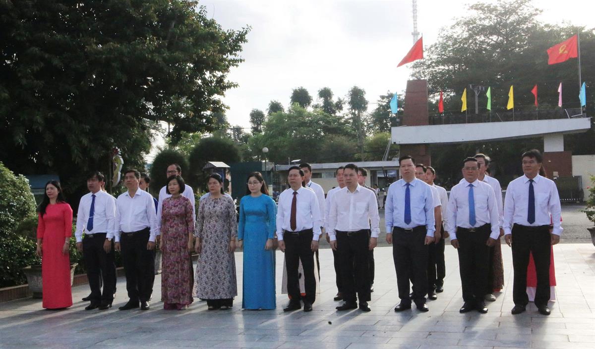 Ban Giám đốc và Lãnh đạo các đơn vị Học viện Chính trị khu vực II tham dự Lễ dâng hoa kỷ niệm 136 năm Ngày sinh Chủ tịch Hồ Chí Minh (19/5/1890 - 19/5/2026)