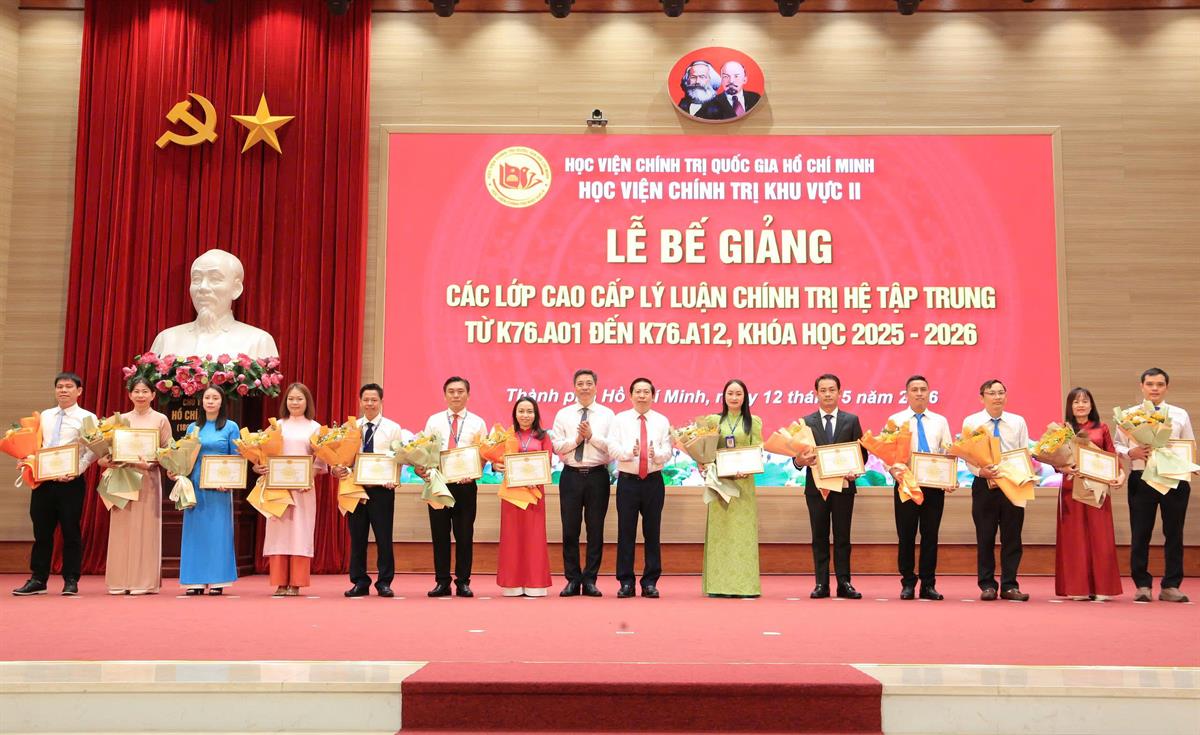Lãnh đạo Học viện Chính trị khu vực II tặng hoa chúc mừng học viên đạt thành tích cao trong học tập và rèn luyện