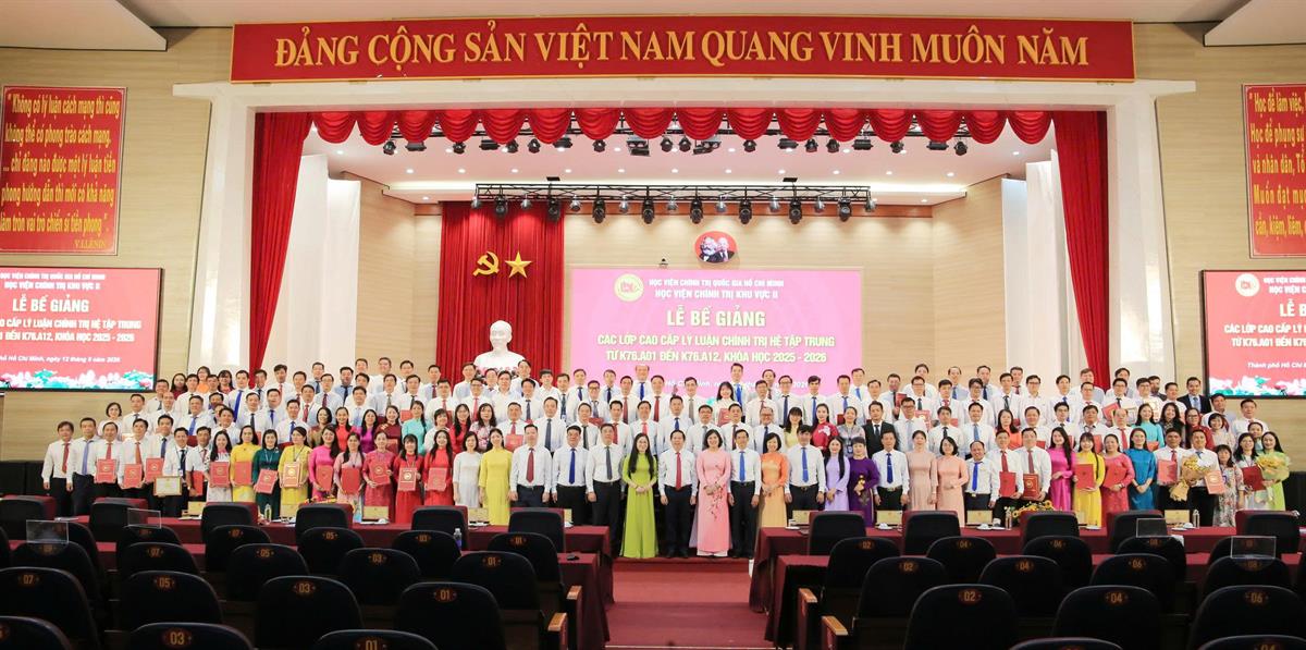 Ban Giám đốc học viện Chính trị khu vực II chụp ảnh lưu niệm cùng học viện lớp Cao cấp lý luận chính trị hệ tập trung từ K76.A01 đến K76.A12, khóa học 2025-2026