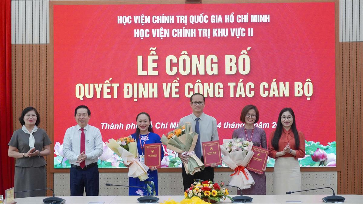 Ban Giám đốc Học viện Chính trị khu vực II trao quyết định và tặng hoa chúc mừng tới các đồng chí được bổ nhiệm chức danh lãnh đạo, quản lý