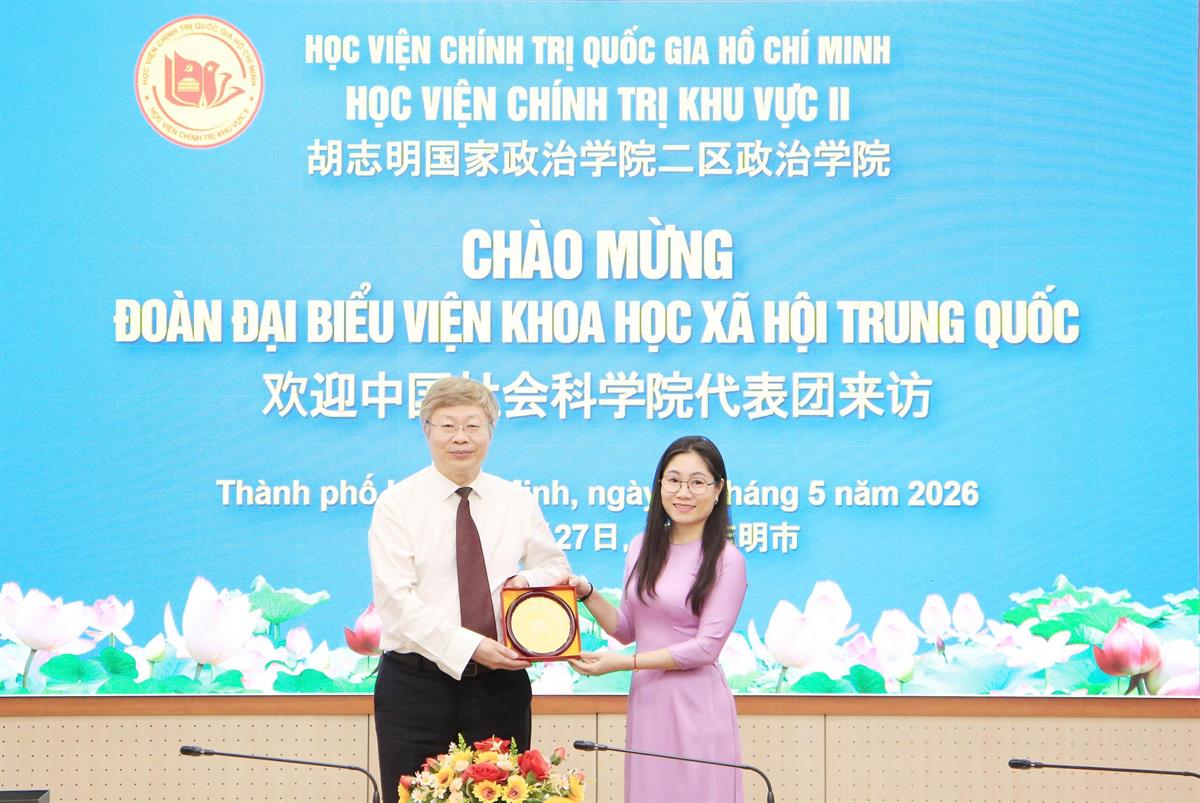 PGS, TS. Nguyễn Thị Tuyết Mai - Phó Bí thư Đảng ủy, Phó Giám đốc Học viện Chính trị khu vực II trao qua lưu niệm cho đại diện đoàn đại biểu Viện Khoa học xã hội Trung Quốc nhân chuyến thăm và làm việc tại Học viện