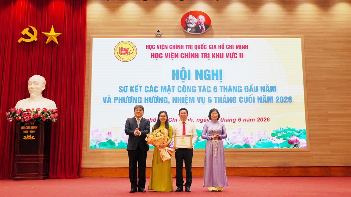 PGS, TS. Nguyễn Duy Bắc, Ủy viên Ban Thường vụ Đảng ủy, Phó Giám đốc Học viện Chính trị quốc gia Hồ Chí Minh trao danh hiệu tập thể Lao động xuất sắc cho Học viện Chin