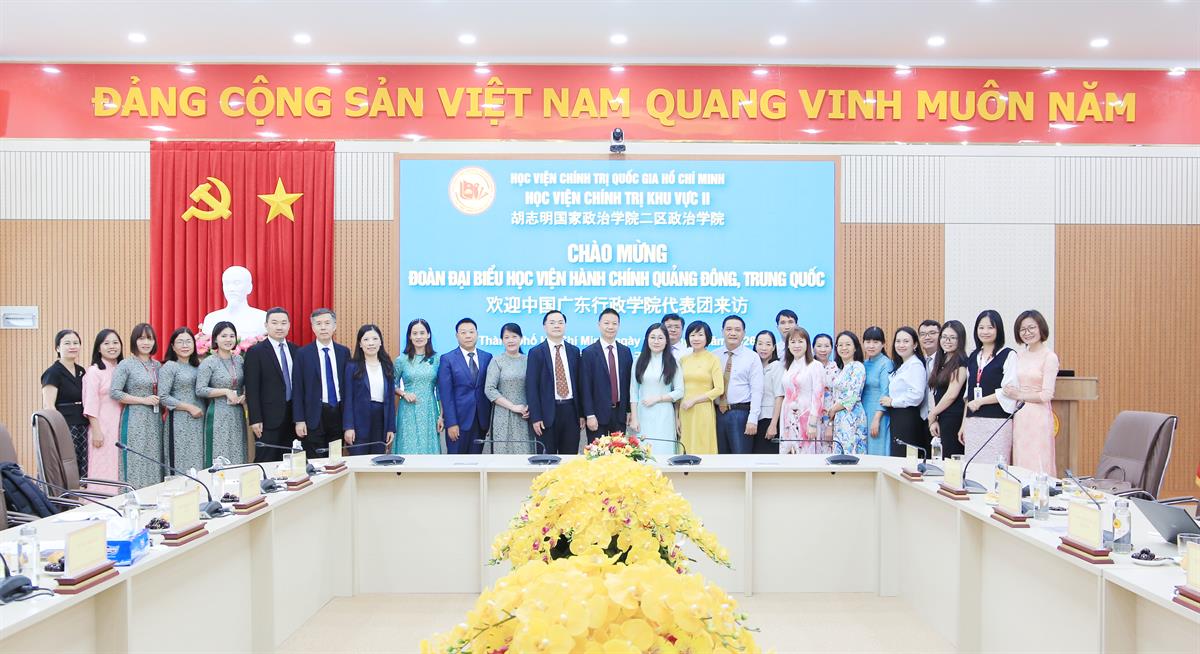 Lãnh đạo, cán bộm giảng viên Học viện Chính trị khu vực II chụp ảnh lưu niệm cùng Đoàn đại biểu Học viện Hành chính Quảng Đông (Trung Quốc) nhân chuyến thăm và làm việc tại Thành phố Hồ Chí Minh