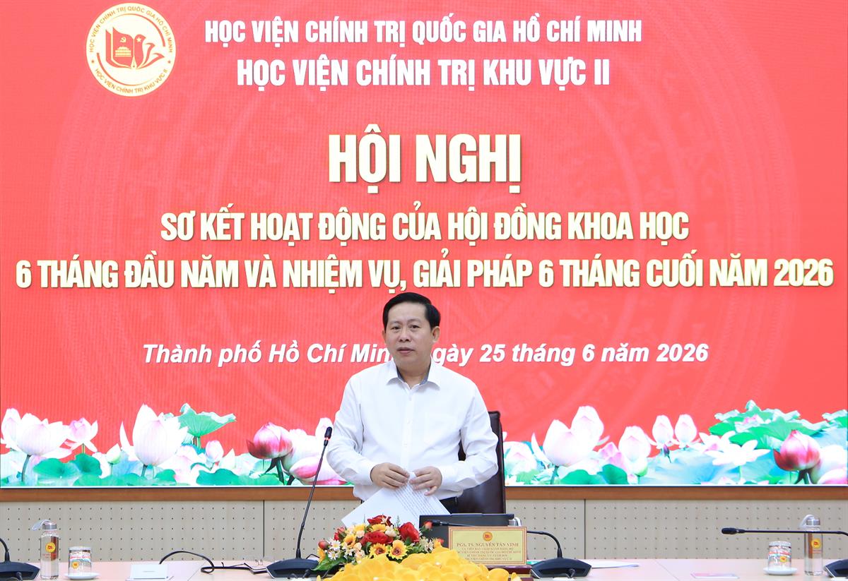 PGS, TS. Nguyễn Tấn Vinh, Ủy viên  Ban Chấp hành Đảng bộ Học viện Chính trị quốc gia Hồ Chí Minh, Ủy viên Hội đồng Lý luận Trung ương, Bí thư Đảng ủy, Giám đốc Học viện Chính trị khu vực II chủ trì Hội nghị